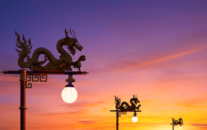 Kitajski horoskop in pet elementov, simbolizirani skozi zmaje, svetlobo in ravnovesje naravnih energij