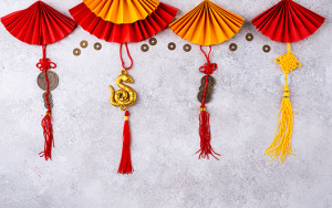 Kitajski horoskop kot simbol karierne poti in naravnih talentov, prikazan s tradicionalnimi kitajskimi okraski