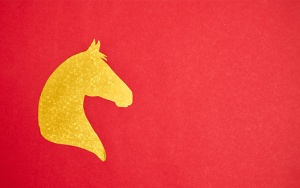 Kitajski horoskop 2026, simbol leta ognjenega Konja, predstavljen z zlatim motivom konja na rdečem ozadju