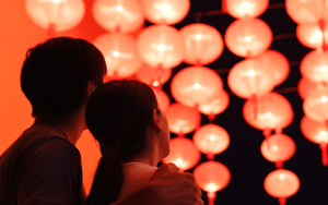 Kitajski horoskop in ljubezen, prikazan skozi par, ki skupaj opazuje tradicionalne kitajske lanternе