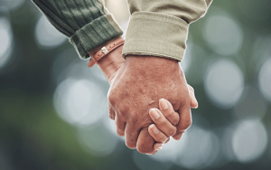 Manifestacija zavestne povezanosti v odnosih, simbolizirana z držanjem za roke in prevzemanjem odgovornosti