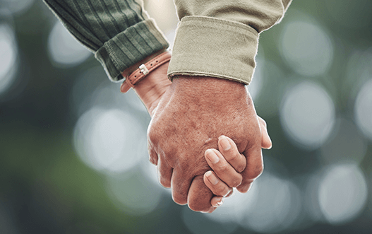 Manifestacija zavestne povezanosti v odnosih, simbolizirana z držanjem za roke in prevzemanjem odgovornosti