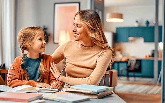 Manifestacija podpore in učenja v vsakdanjem življenju, prikazana skozi mamo, ki otroku pomaga pri učenju