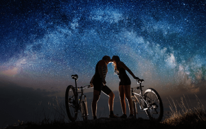 Ljubezensko ujemanje v horoskopu kot simbol čustvene povezanosti in partnerske dinamike