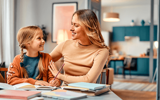 Manifestacija podpore in učenja v vsakdanjem življenju, prikazana skozi mamo, ki otroku pomaga pri učenju