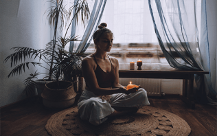 Manifestacija notranjega miru in zavestne prisotnosti skozi meditacijo in umirjen ritual s svečo