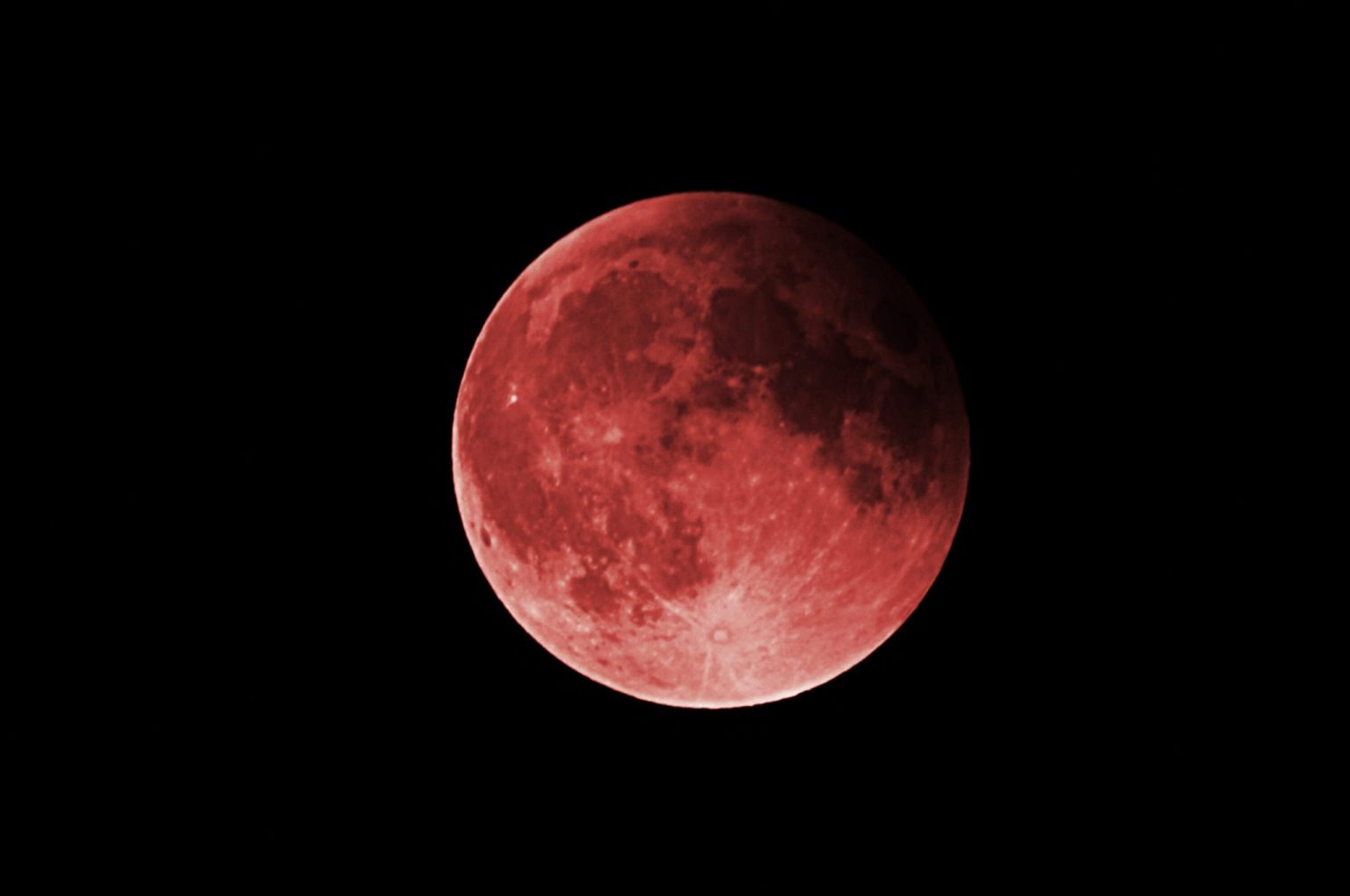 rožnata polna luna v tehtnici
